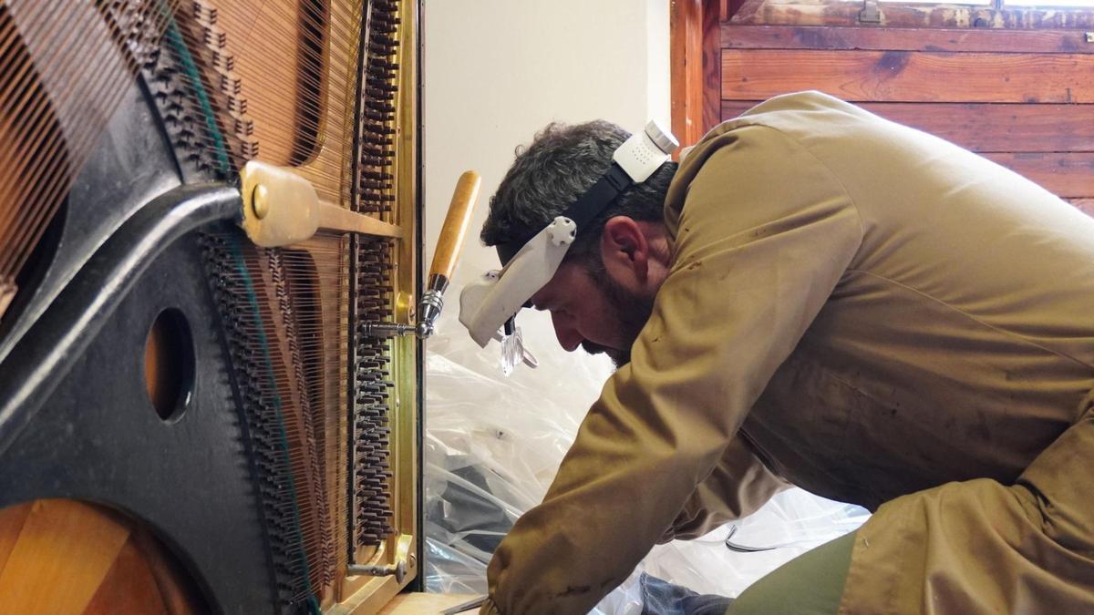 Restauración del valioso piano del músico tinerfeño Santiago Sabina