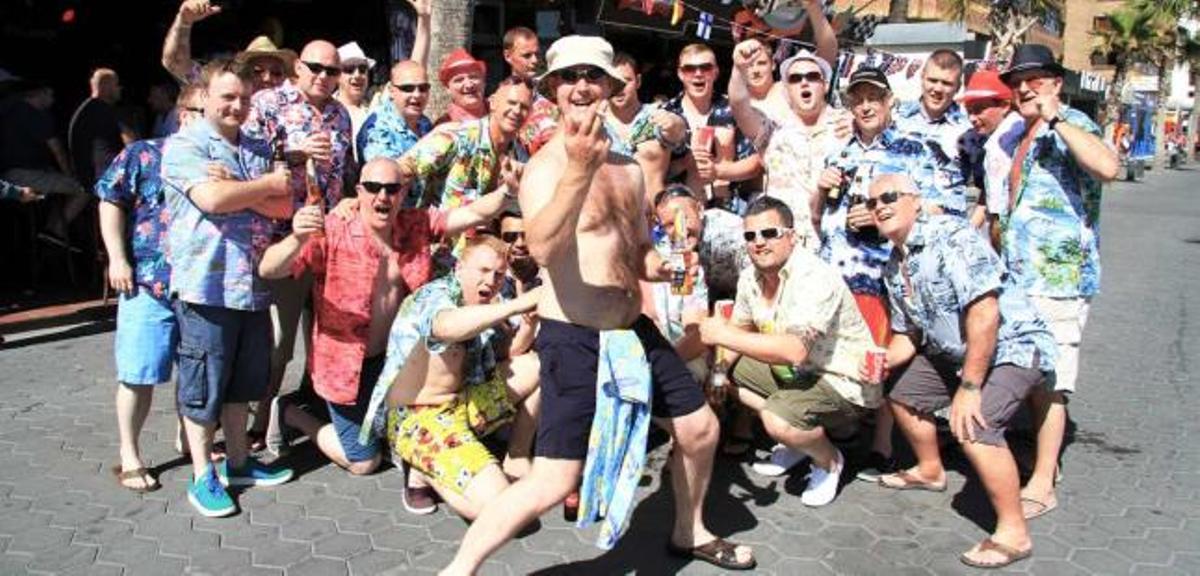 Un grupo de británicos ayer en la playa de Levante de Benidorm en plena despedida de soltero.
