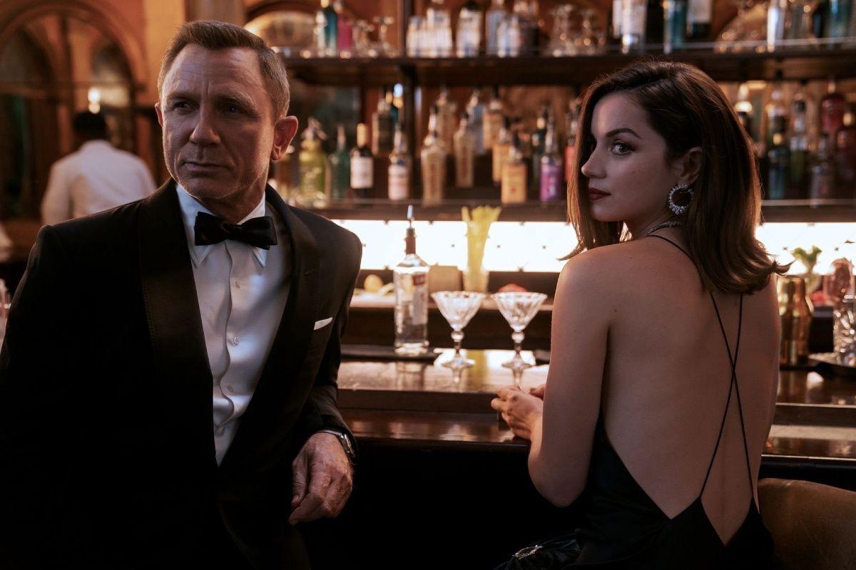 Ana de Armas, con Daniel Craig en la película de James Bond 'Sin tiempo para morir'