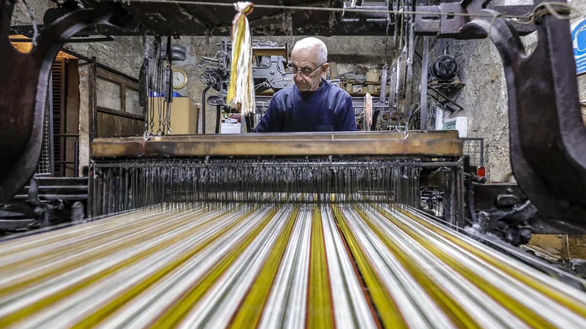 Un telar de tela de 'llengües' de Teixits Bujosa