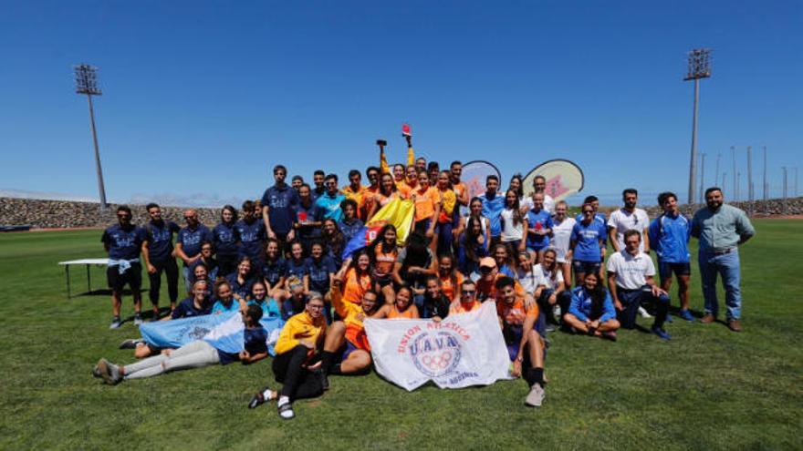 Foto de familia con los destacados, así como integrantes de la Federación Canaria de Atletismo.