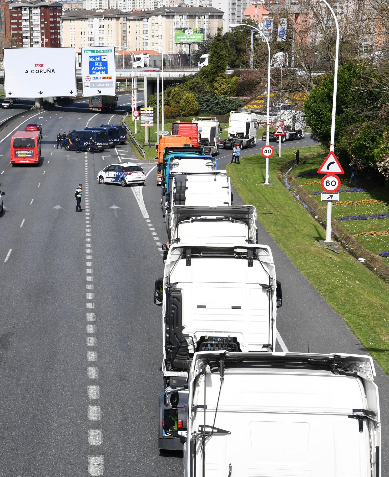 Una caravana de 200 vehículos protesta en A Coruña en el octavo día de huelga