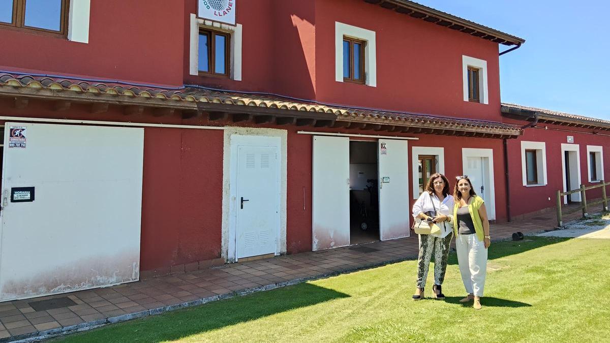 Las concejalas Aurora Aguilar –derecha– y Mónica Remis, en las instalaciones del campo de golf municipal de Llanes.
