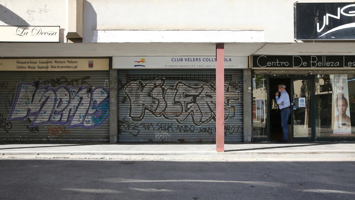 Locales comerciales vacíos, en uno de los laterales del mercado de Les Corts