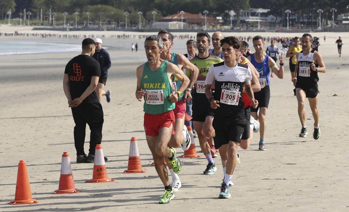 Un grupo de atletas, poco antes del comienzo de la carrera. | ALBA VILLAR