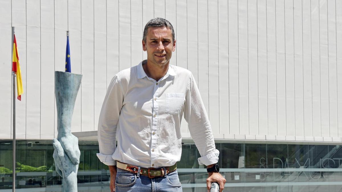 Juan Laborda Rodríguez, nuevo magistrado especializado en violencia de género de Vigo, ante la Ciudad de la Justicia.