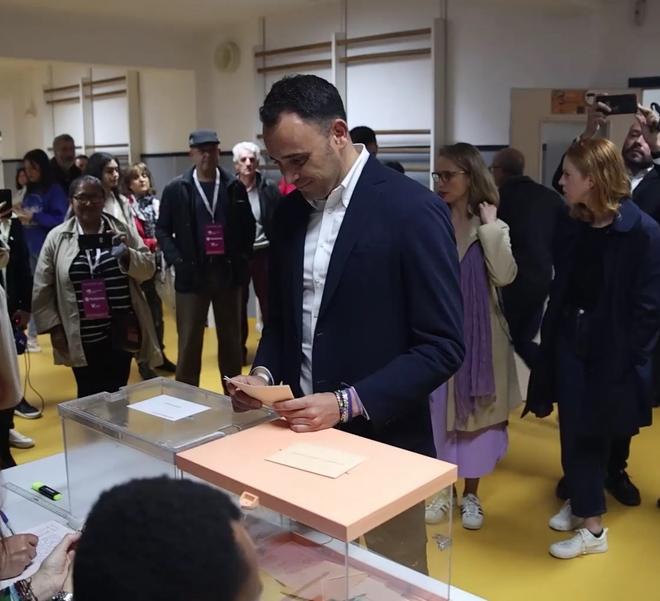 El candidato de Podemos, IU y Alianza Verde a la Alcaldía de Madrid, Roberto Sotomayor, ejerce su derecho al voto.