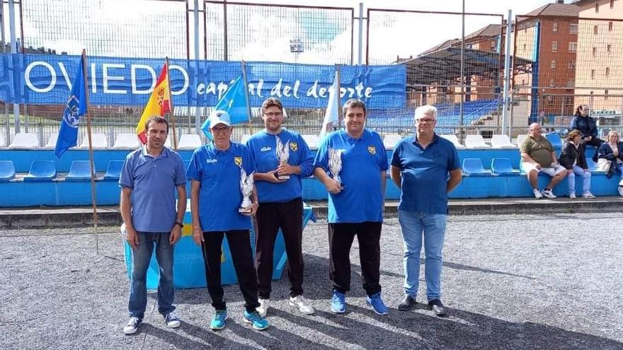 La selección balear, tras recibir su trofeo en el Ciudad de Oviedo