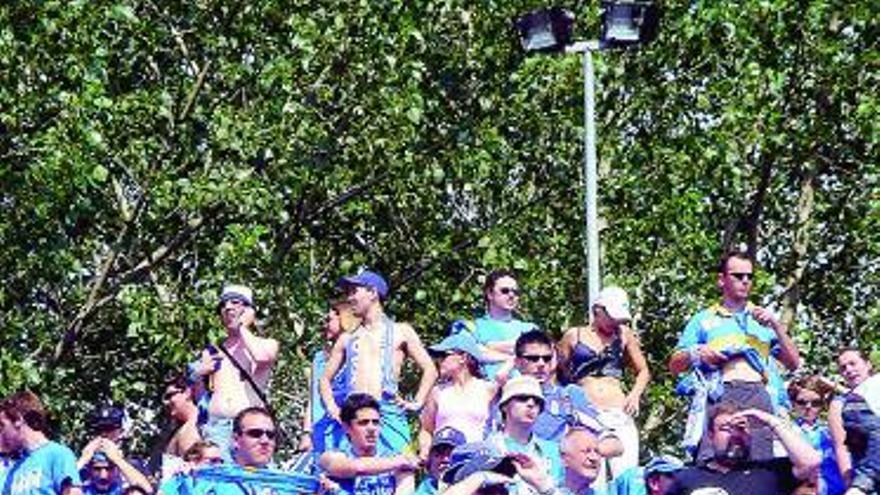 Seguidores azules en Ávila, en la anterior fase de ascenso del Oviedo.