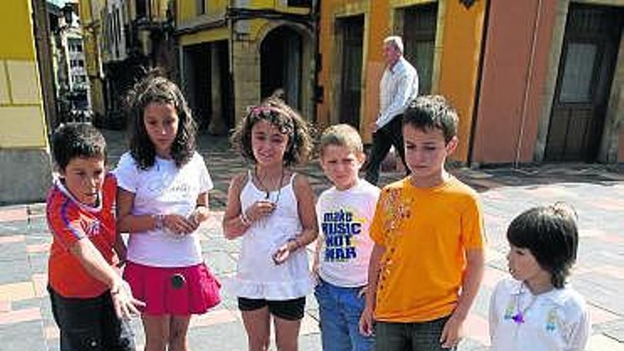 Un grupo de niños, ayer, jugando a la rana en la plaza de Carbayo.