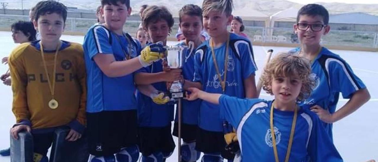 Los jugadores gandienses celebran su éxito con la copa en manos.