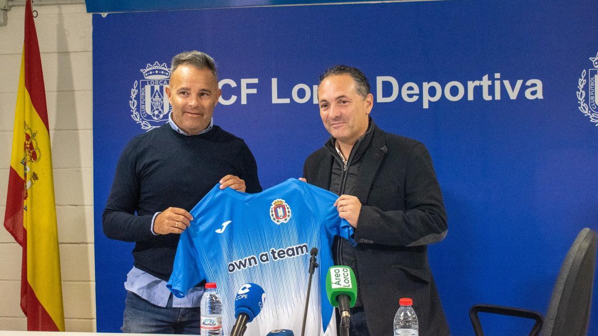 Juan Arsenal junto a Pedro David Navarro en su presentación