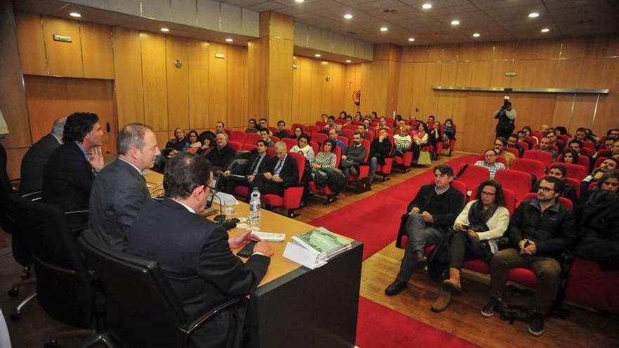 El encuentro con empresarios celebrado anoche en la sede de la Cámara de Comercio. // Iñaki Abella