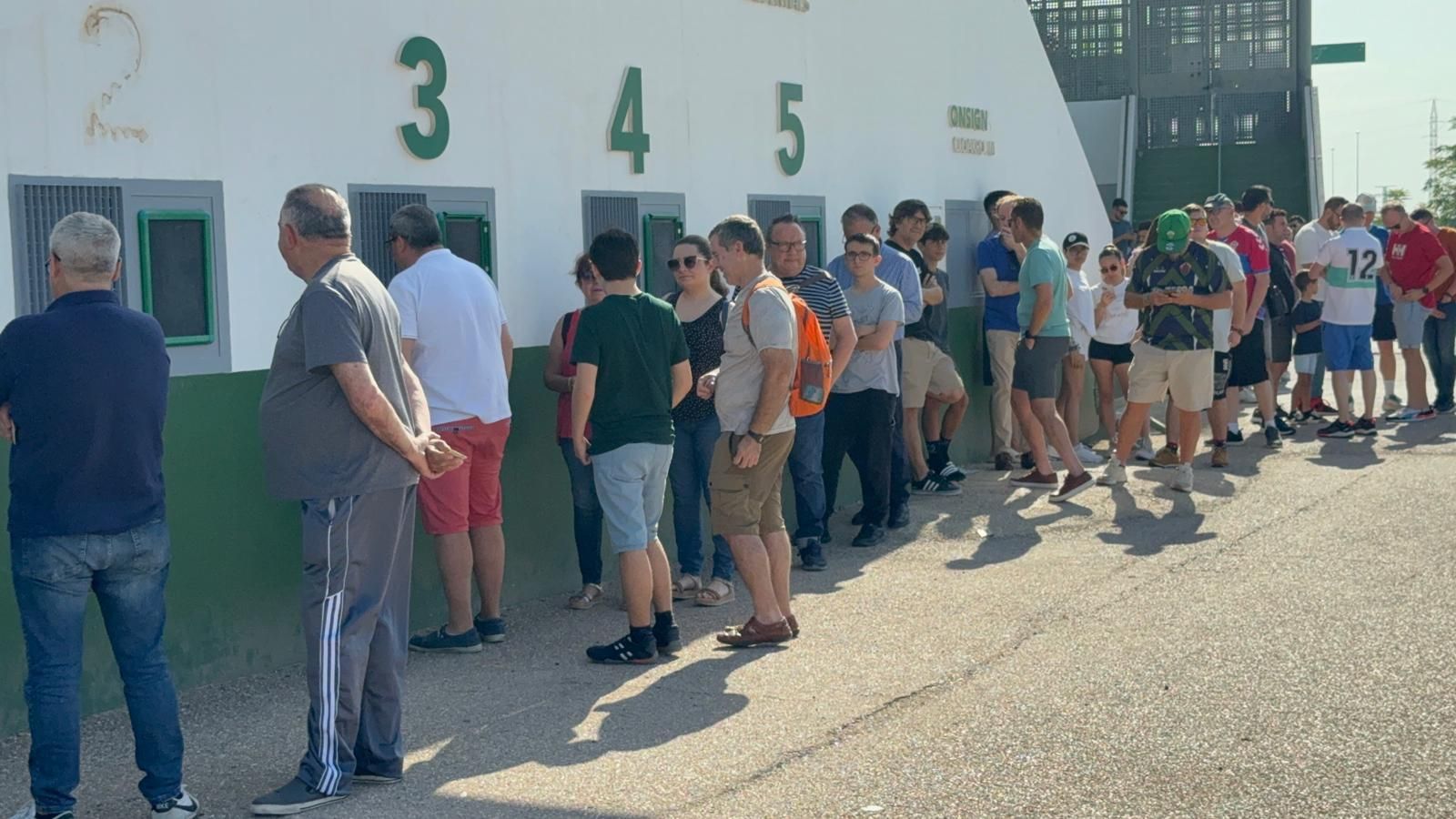 Los aficionados del Elche CF recogen las entradas en el estadio para el partido contra el Deportivo