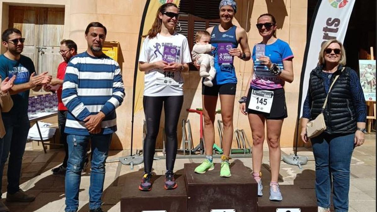 El podio femenino posa tras la carrera en Santanyí.