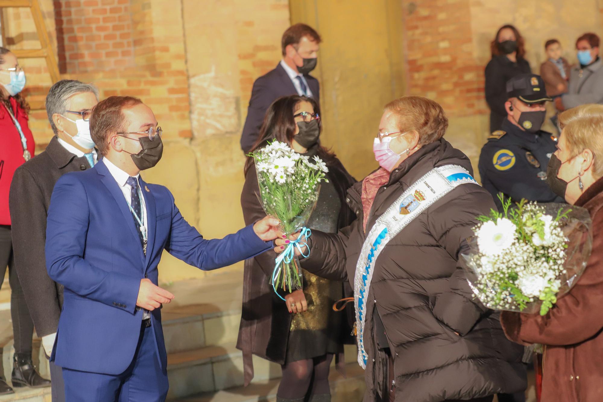 Torrevieja rinde homenaje a su patrona con una ofrenda floral