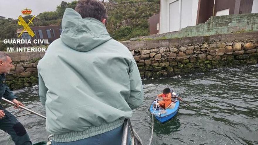 Rescatada una barca sin control cerca del puente de Rande