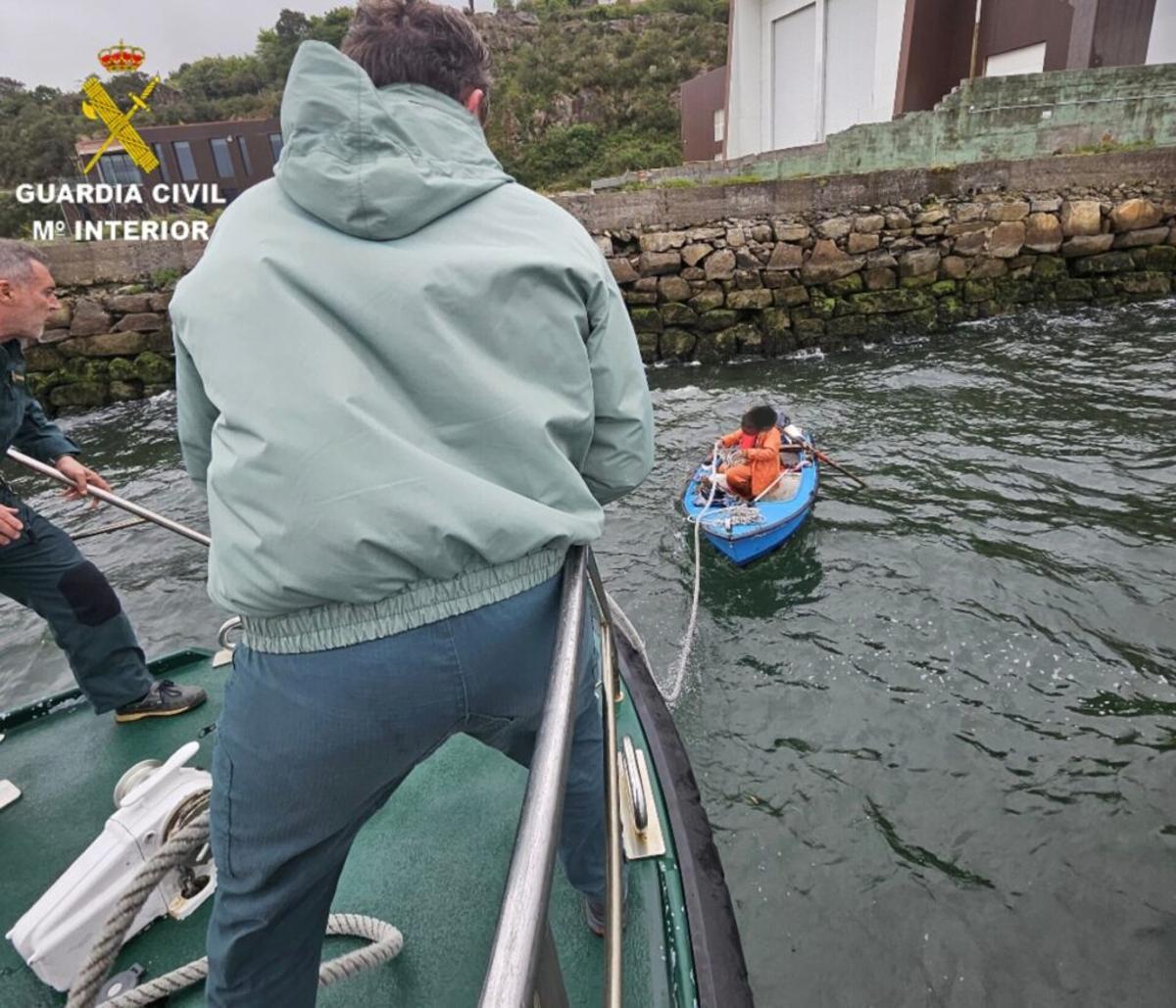 Momento en el que la patrullera de la Guardia Civil rescata la embarcación a la deriva.