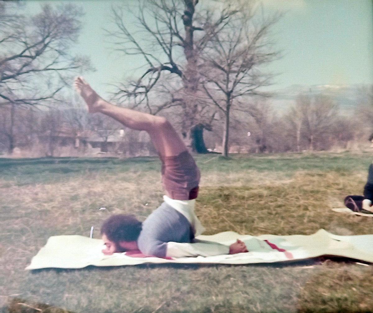 Enrique Moya, en plenos ejercicios de yoga.