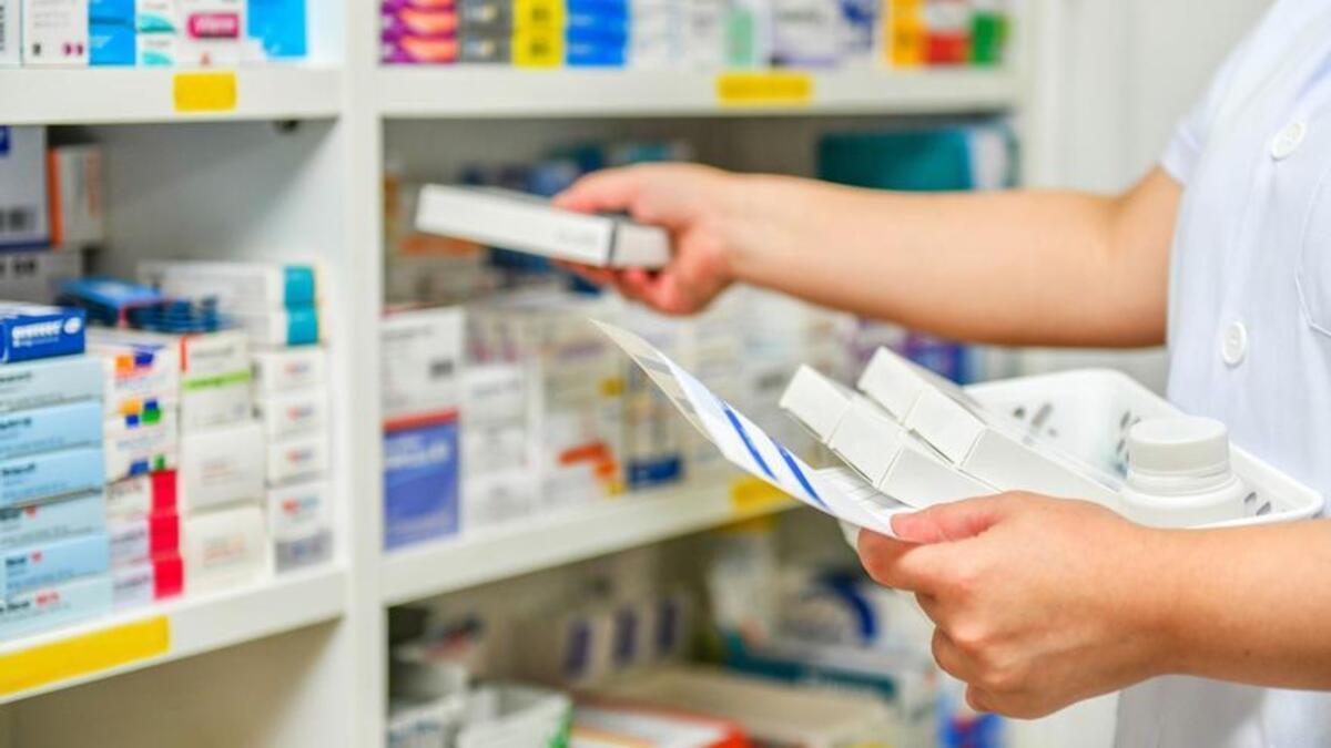 Un farmacéutico coloca los medicamentos en una farmacia.