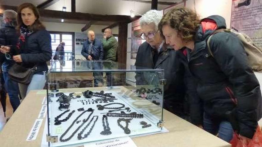 Algunas de las piezas que se exponen en la Casa de los Hevia.