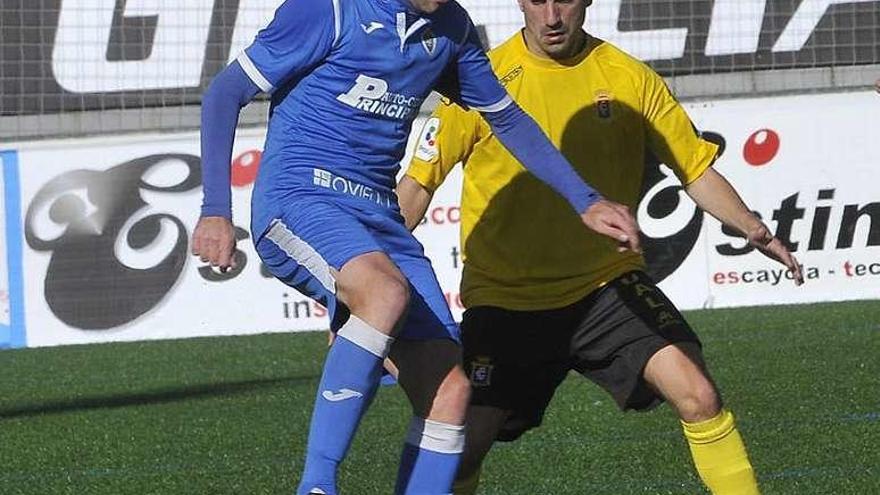 Jaime, con el balón, presionado por un rival del Condal.