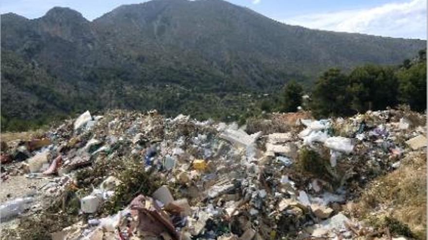 La basura desborda la planta de Colsur e invade terrenos forestales de la Serra d&#039;Oltà.