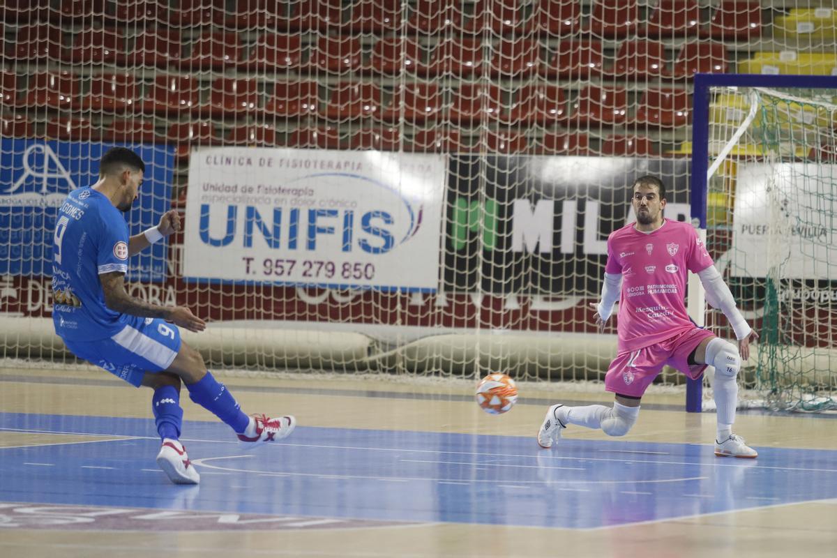 Una intervención de Fabio Alvira en el partido Córdoba Futsal-Noia de la primera jornada en Vista Alegre.