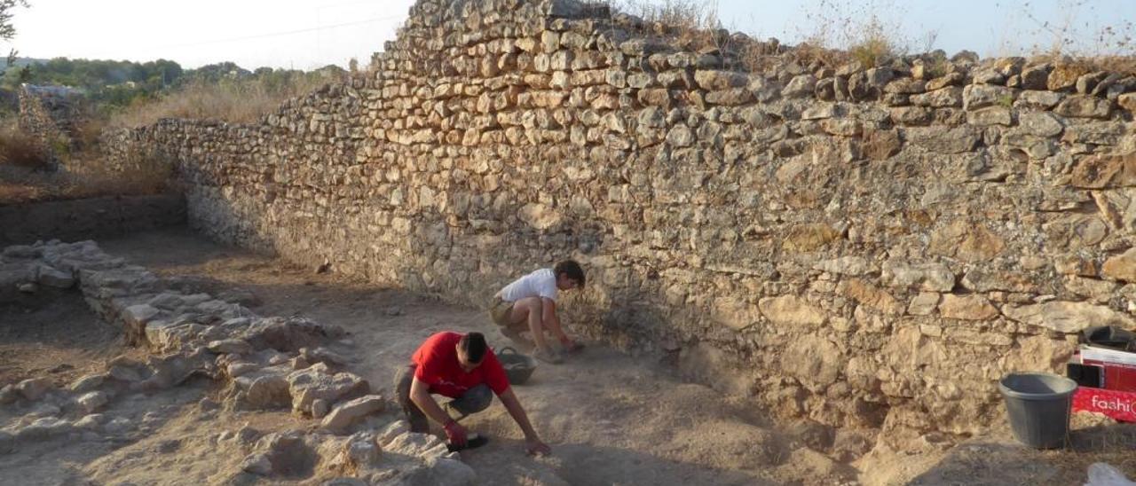 Arqueólogos trabajando sobre la zona artesana de la ciudad visigoda en Riba-roja.