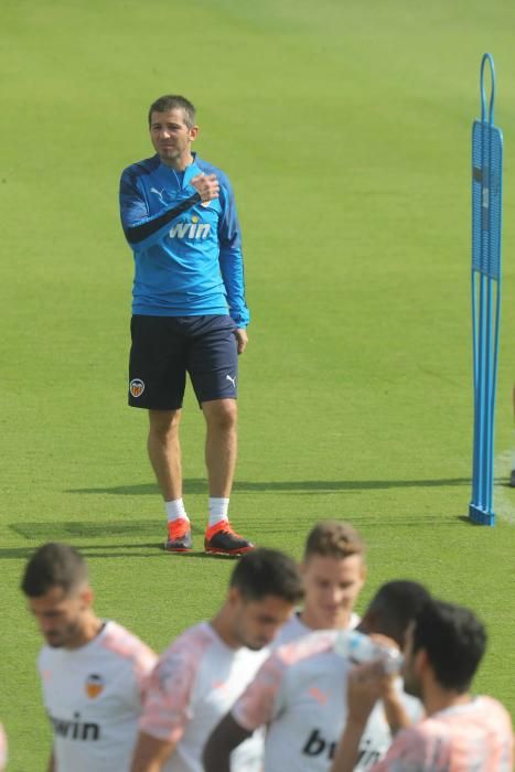 Anil Murthy, atento al entrenamiento del Valencia