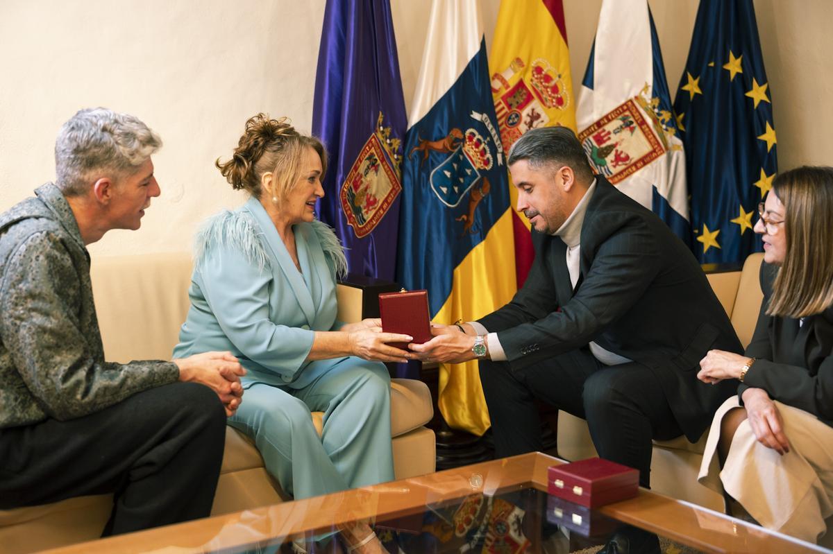 Luis Yeray Gutiérrez recibe a la candidata lagunera a Reina de los Mayores del Carnaval