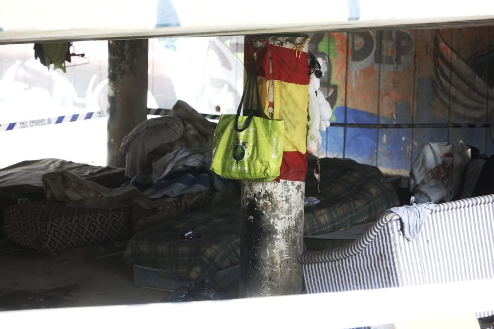 Hallan el cadáver de un indigente bajo un puente en la calle Teulada de Alicante