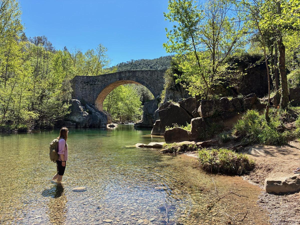 Sant Llorenç de la Muga, un dels atractius de l’entorn del càmping.