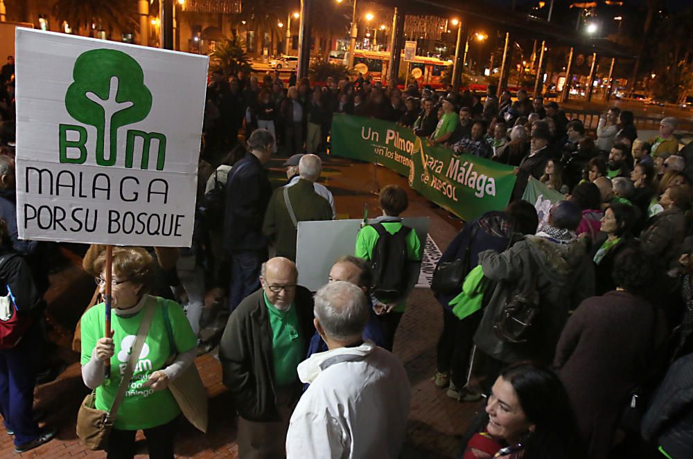 Un centenar de personas se concentran en la plaza de la Marina para pedir la construcción de un gran parque en los antiguos terrenos de Repsol.