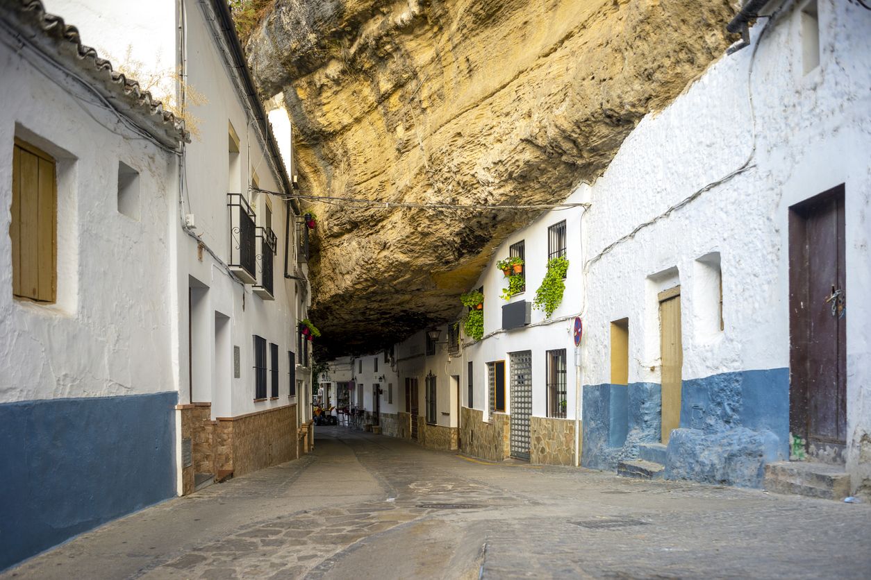 Setenil de las Bodegas es uno de los pueblos más curiosos de Cádiz... y de España.