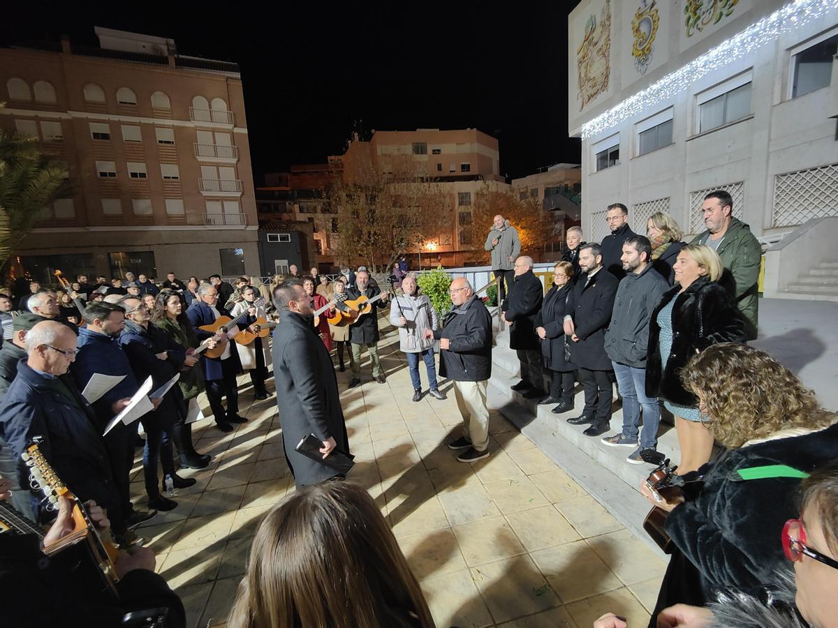 Como marca la tradición, se cantó una 'albà' al alcalde en la plaza del Ayuntamiento.