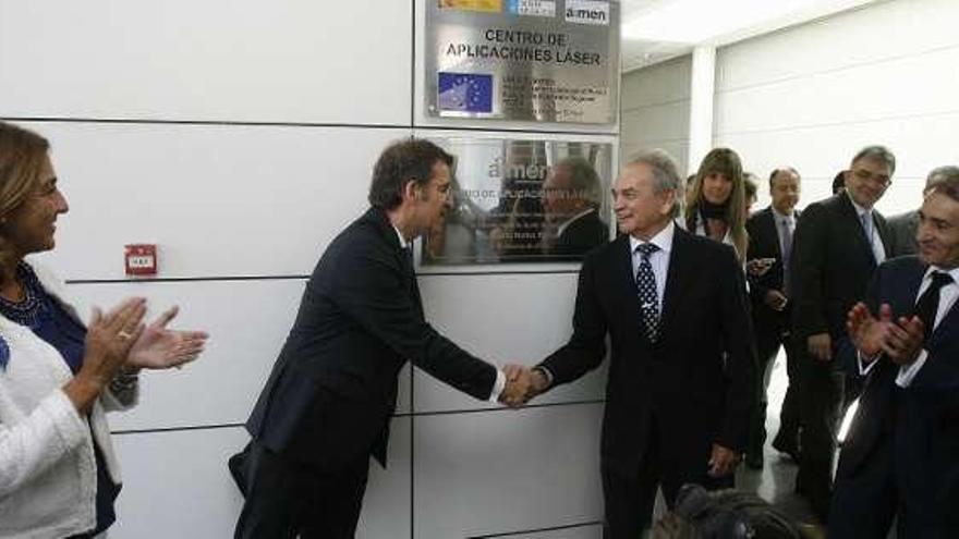 Feijóo (2i.) estrecha la mano a Vázquez en presencia de Vela (i.) en la inauguración del centro de aplicaciones láser de Aimen.