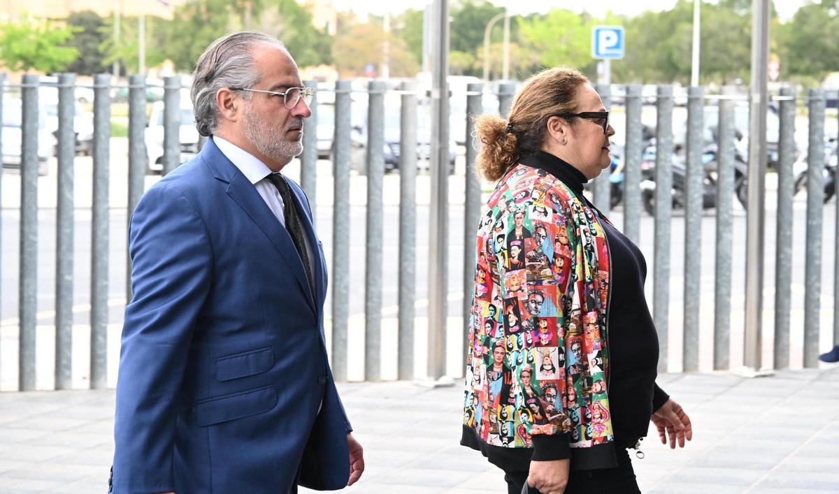 La exconcejala Gómez Candel a su llegada a la Ciudad de la Justicia, junto a su abogado José Pedro Gómez