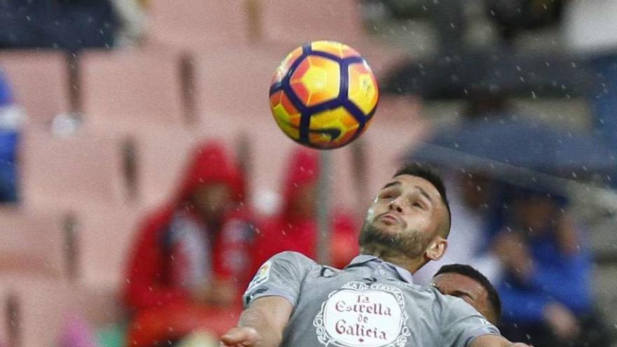 Andone salta con Vezo durante el partido del pasado sábado en Granada.