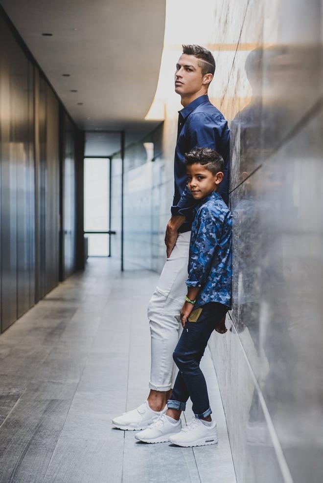Cristiano Junior ya posa como su padre en su primera colección de moda infantil