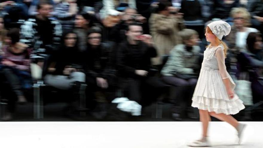 Una niña desfila con un diseño de Hortensia Maeso en la última jornada de la Semana de la Moda de Valencia