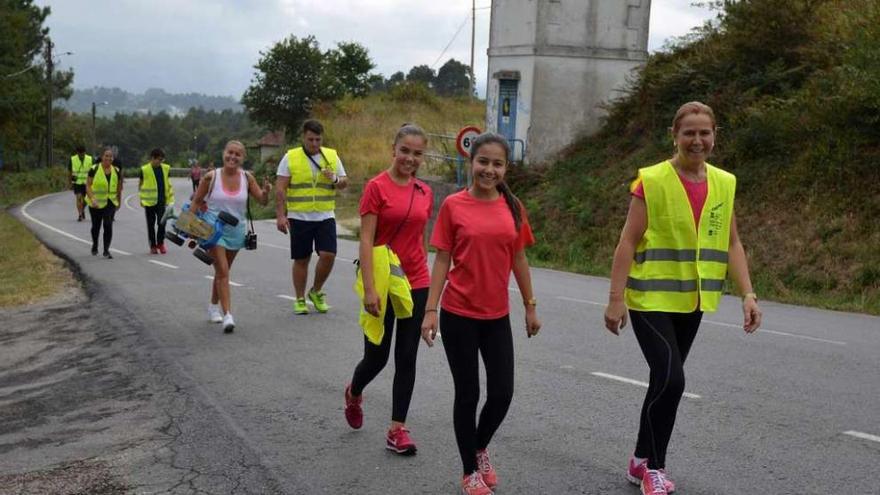 Un grupo de jóvenes, en la tarde de ayer camino de Amil. // Gustavo Santos