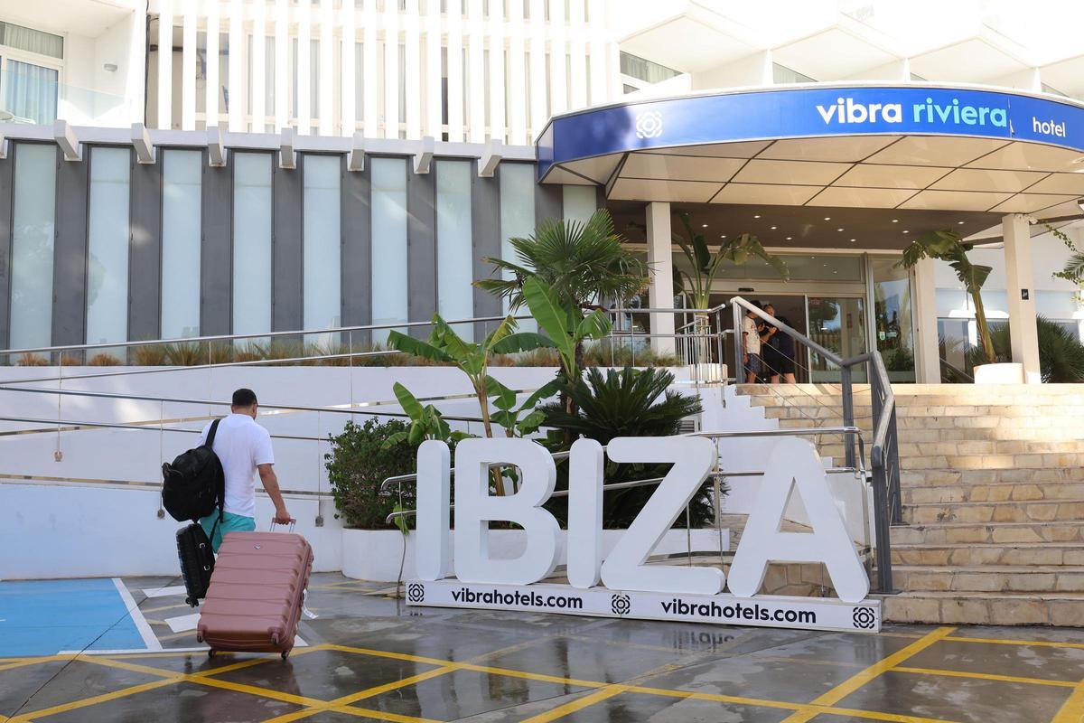Un turista accede a un hotel de la zona de Cala de Bou el pasado septiembre.