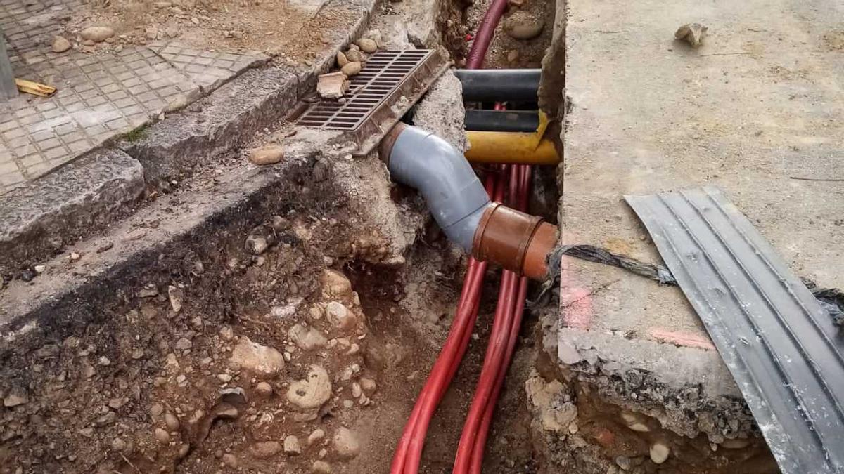 Una rasant en un carrer de Salt que ha obert Endesa per connectar els tres centres transformadors i tancar una anella elèctrica