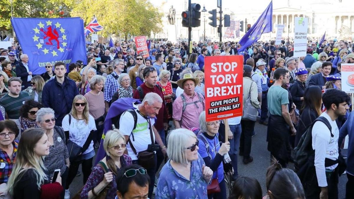 Manifestantes contrarios al 'brexit' marchan por Trafalgar Square, en Londres.