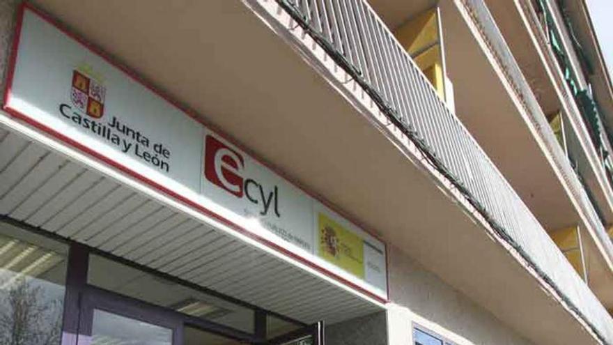 Una joven sale de las oficinas del ECYL.