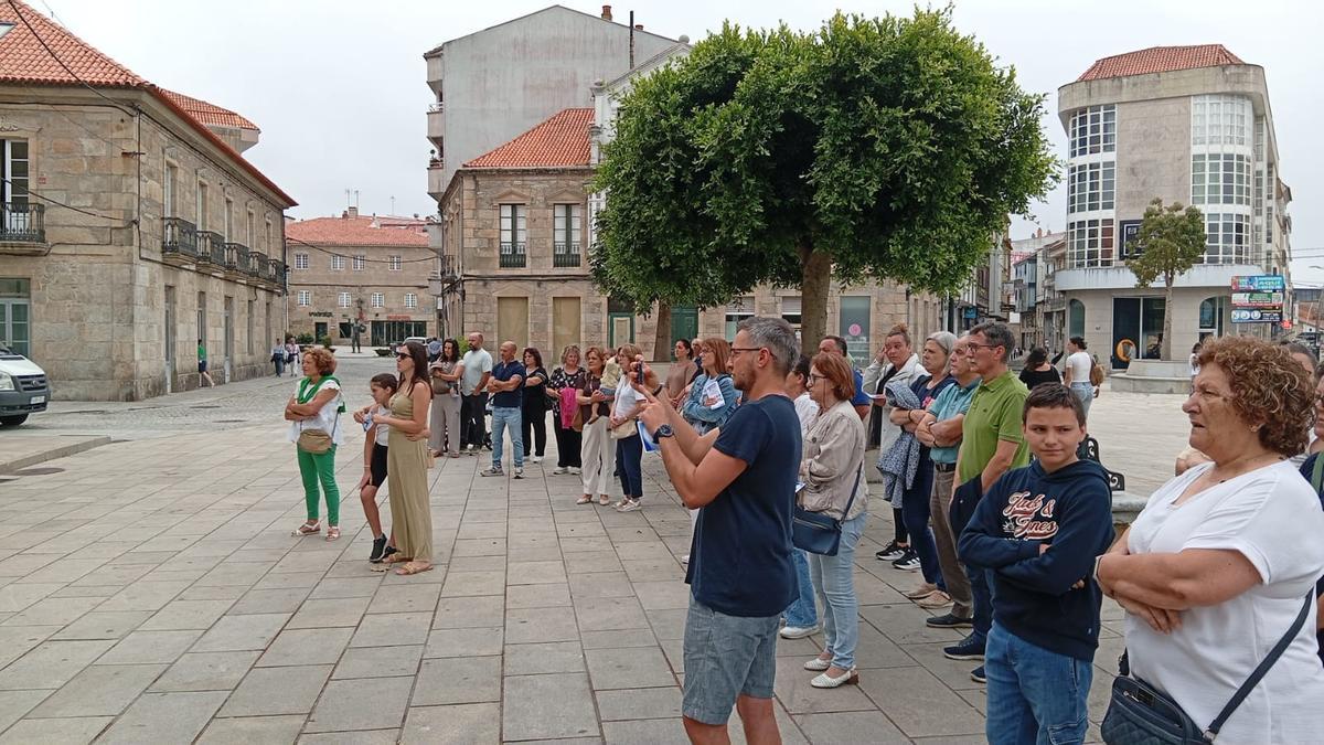 Participantes en la concentración de esta mañana en Cambados