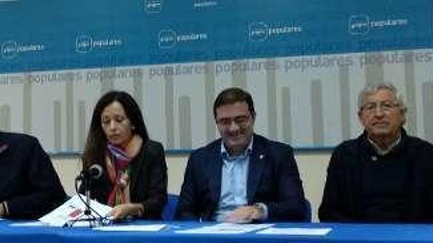 Rueda de prensa, ayer, en la sede del PP en Ponteareas. // D.P.