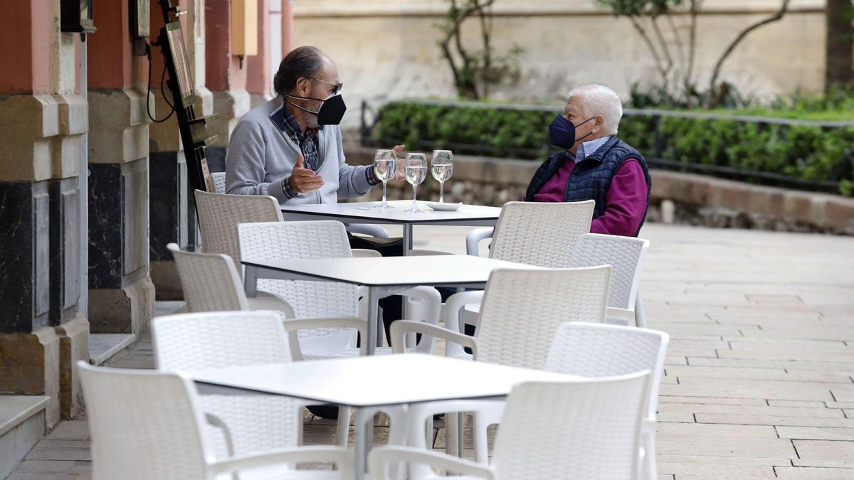 Dos clientes toman algo en una terraza de la capital