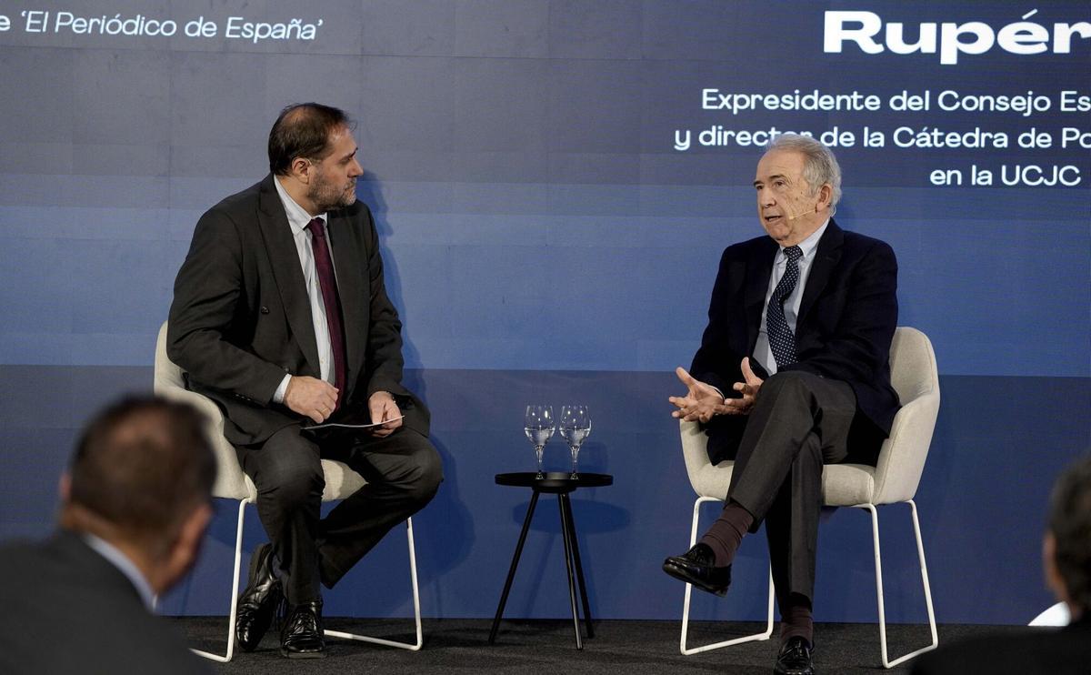 Francisco López Rupérez, expresidente del Consejo Escolar del Estado y director de la Cátedra de Políticas Educativas en la UCJC, junto a Armando Huerta, director de ‘El Periódico de España’, en el diálogo ‘El reto de la educación: Hacia una política de Estado’ 